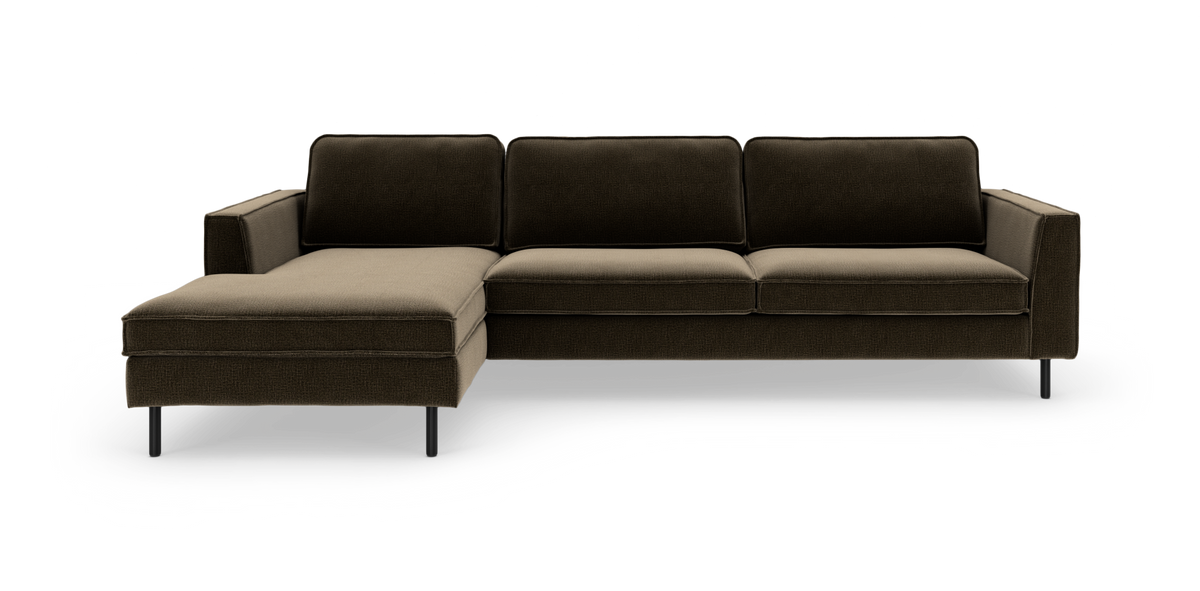 Mørkebrun L-formet hjørnesofa med venstre chaiselong og slanke sorte ben, moderne design frilagt på hvid baggrund.