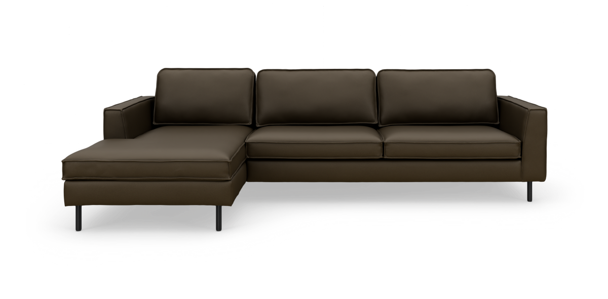 Mørkebrun hjørnesofa med venstre chaiselong, slanke sorte ben og tre ryghynder, frilagt på hvid baggrund.