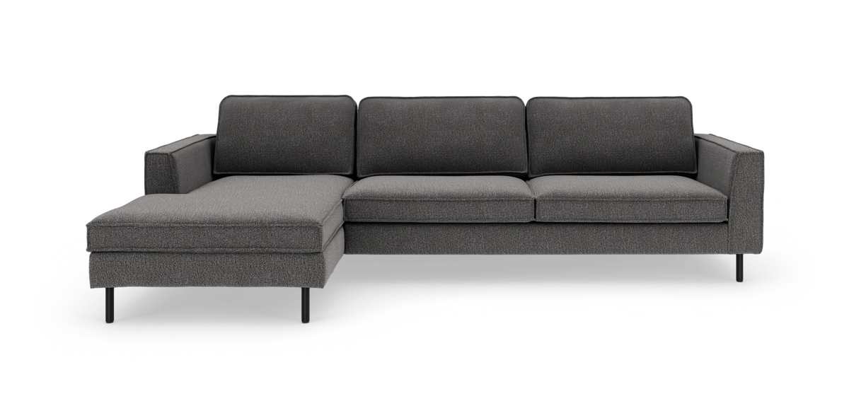 Mørkegrå modulsofa med venstre chaiselong og slanke sorte ben, fritlagt produktfoto set lige forfra.