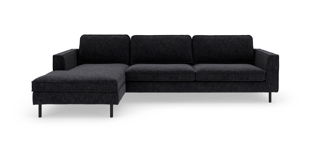 Mørkegrå L‑sofa med venstrevendt chaiselong og slanke metalben.