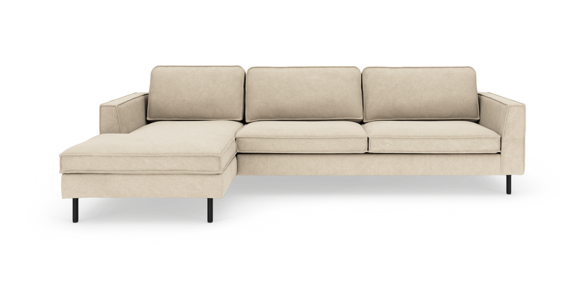 Beige hjørnesofa med venstre chaiselong og slanke sorte ben, frilagt på hvid baggrund.