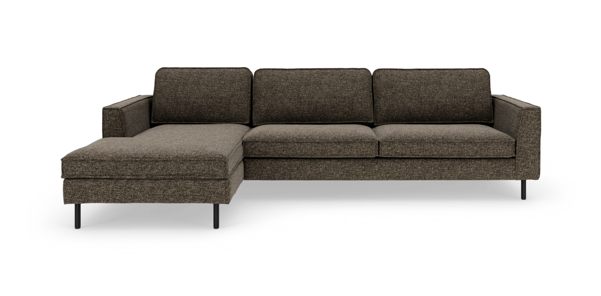 Brun hjørnesofa med venstrevendt chaiselong, tre sæder og slanke sorte metalben i moderne, enkel design.
