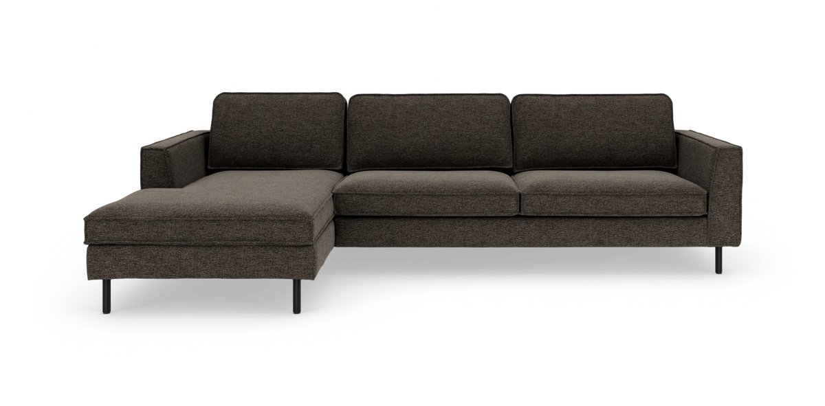 Mørkegrå L-formet 3-personers sofa med venstrevendt chaiselong og slanke sorte ben.
