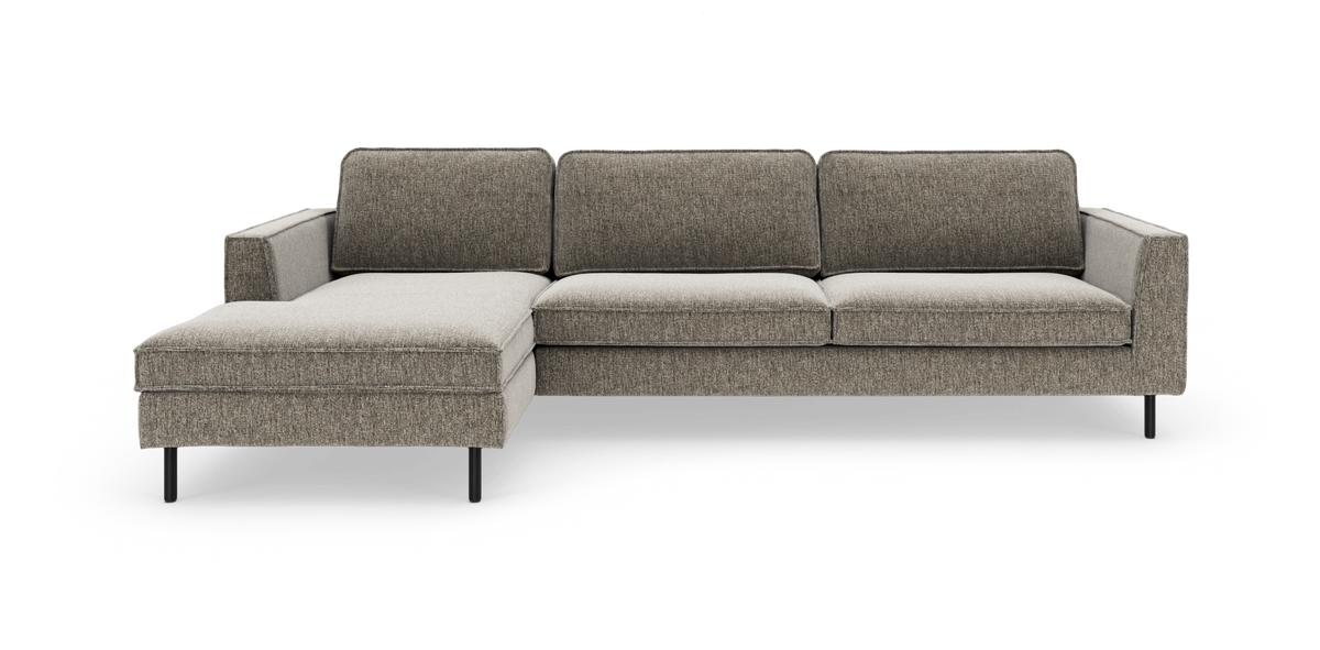 Grå 3-personers modulsofa med chaiselong til venstre og slanke sorte ben i vævet stof.