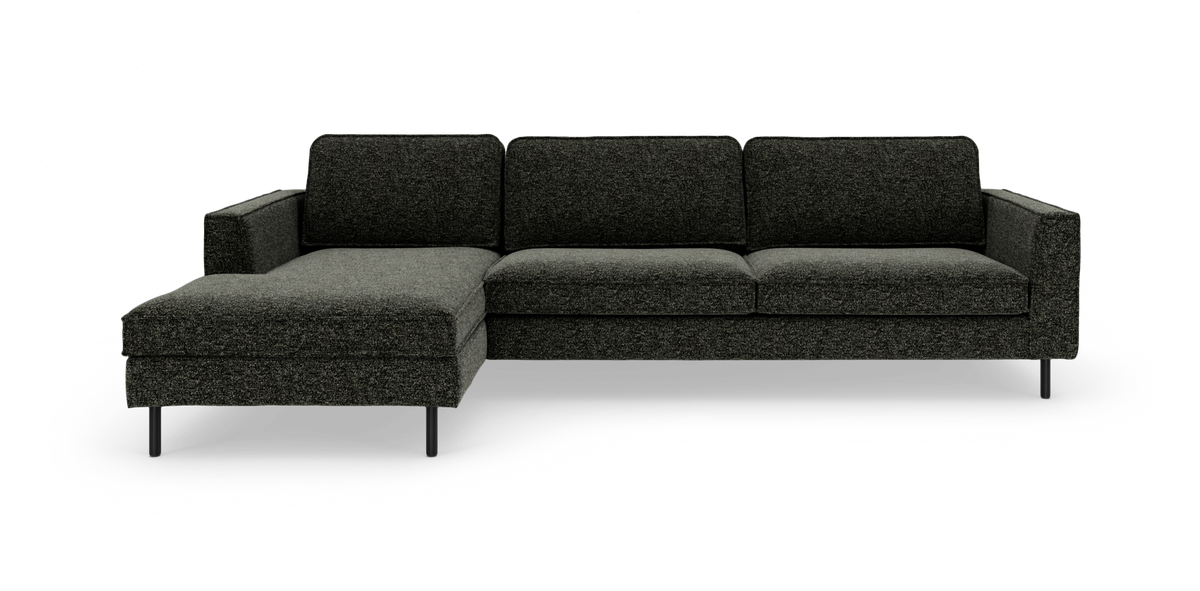 Mørkegrå modulsofa med venstrevendt chaiselong, rette armlæn og slanke sorte ben, frilagt på hvid baggrund.