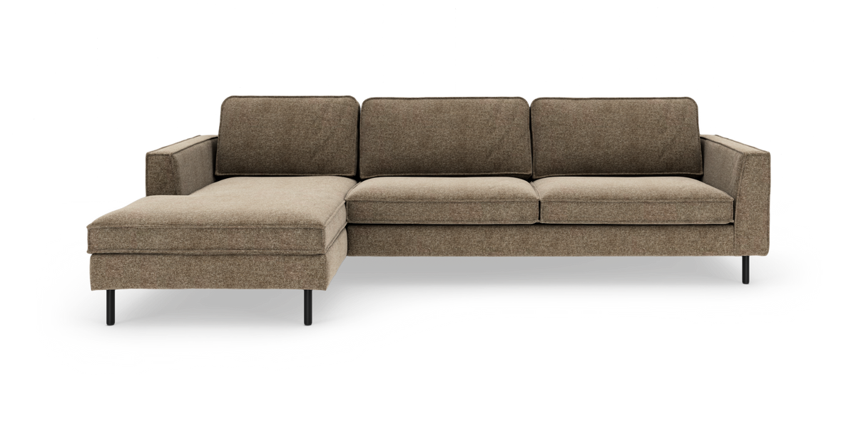 Brun, moderne 3-personers hjørnesofa med venstrevendt chaiselong og slanke sorte ben, frilagt mod hvid baggrund.