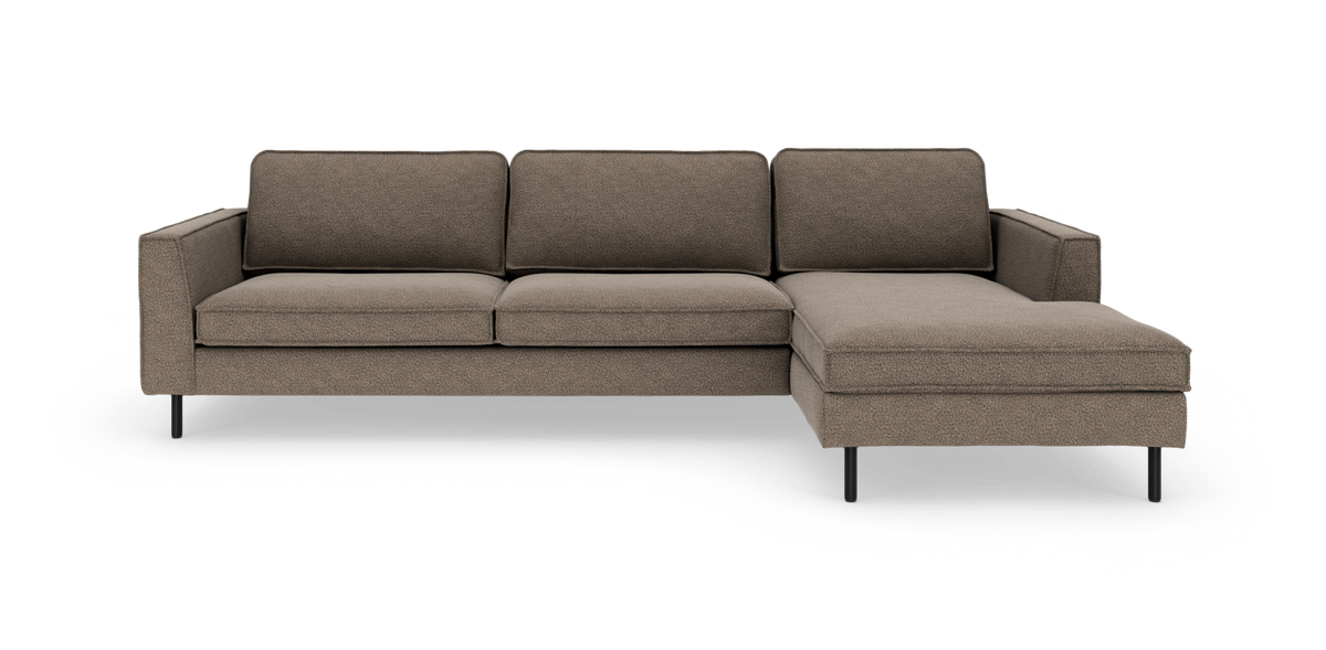 Brun modulsofa med chaiselong til højre i minimalistisk, moderne design på hvid baggrund.