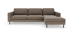 Brun modulsofa med chaiselong til højre i minimalistisk, moderne design på hvid baggrund.