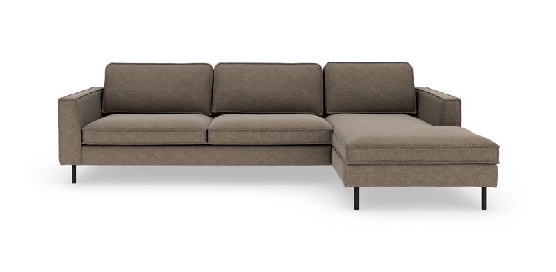 Brun modulsofa med chaiselong til højre i minimalistisk, moderne design på hvid baggrund._ps
