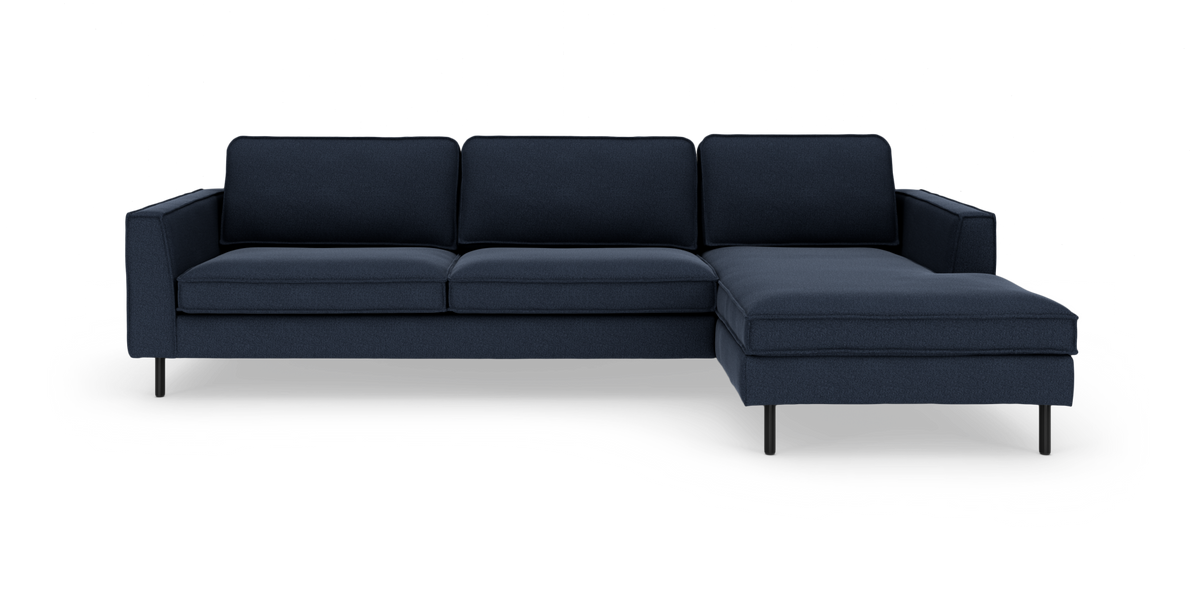 Mørkeblå 3-personers sofa med højrevendt chaiselong og slanke sorte ben, frilagt på hvid baggrund.