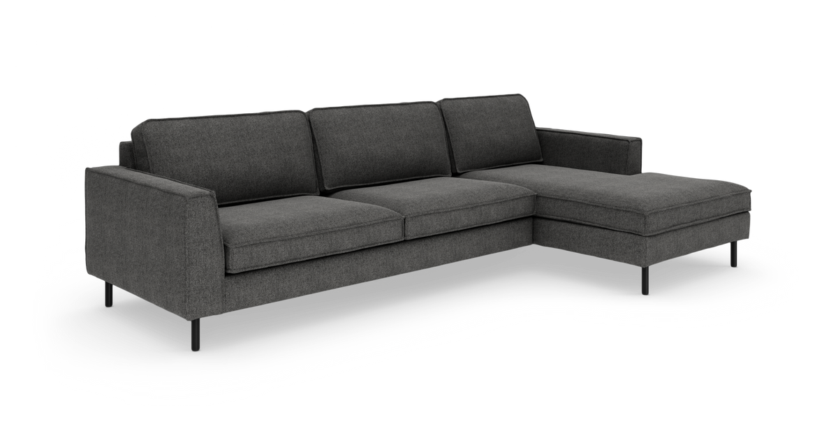 Mørkegrå hjørnesofa med højrevendt chaiselong og slanke sorte ben.