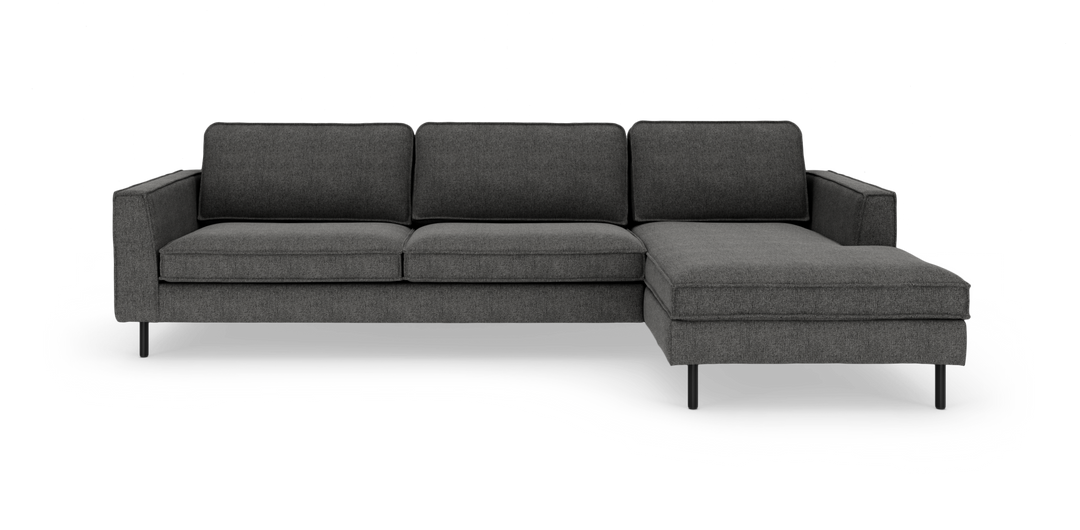 Mørkegrå L‑sofa med højrevendt chaiselong, rene linjer og slanke metalben, set forfra.