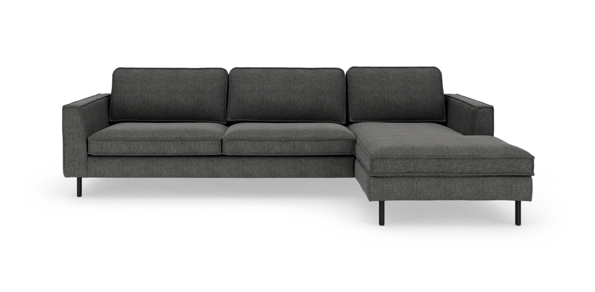 Mørkegrå L‑sofa med højrevendt chaiselong, rene linjer og slanke metalben, set forfra.