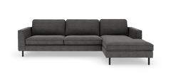 Mørkegrå L‑sofa med højrevendt chaiselong, rene linjer og slanke metalben, set forfra.