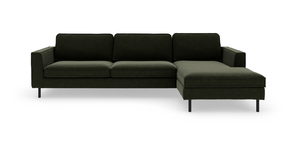 Mørkegrøn hjørnesofa med chaiselong til højre og slanke sorte ben.