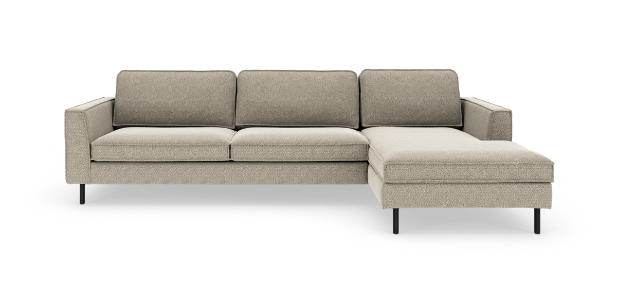 Lys beige hjørnesofa med chaiselong til højre, rene linjer og sorte ben.