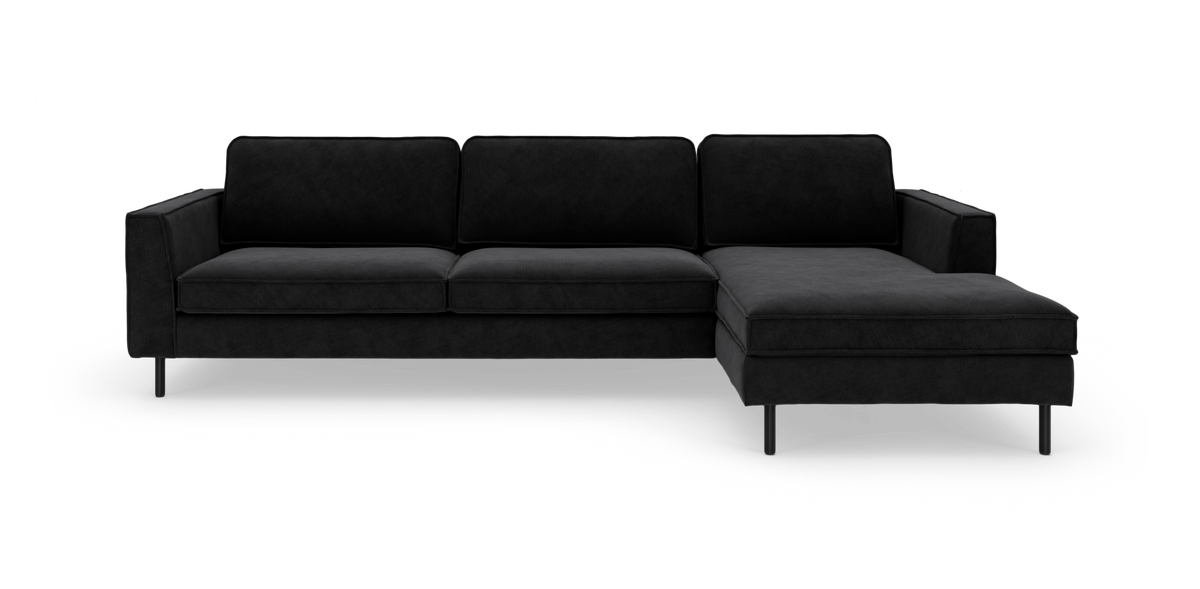 Sort hjørnesofa med chaiselong til højre, moderne design på slanke ben.