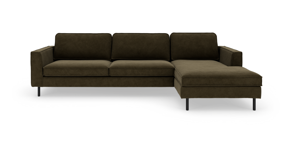 Modulsofa med chaiselong til højre i mørk olivengrøn fløjl med slanke sorte ben.