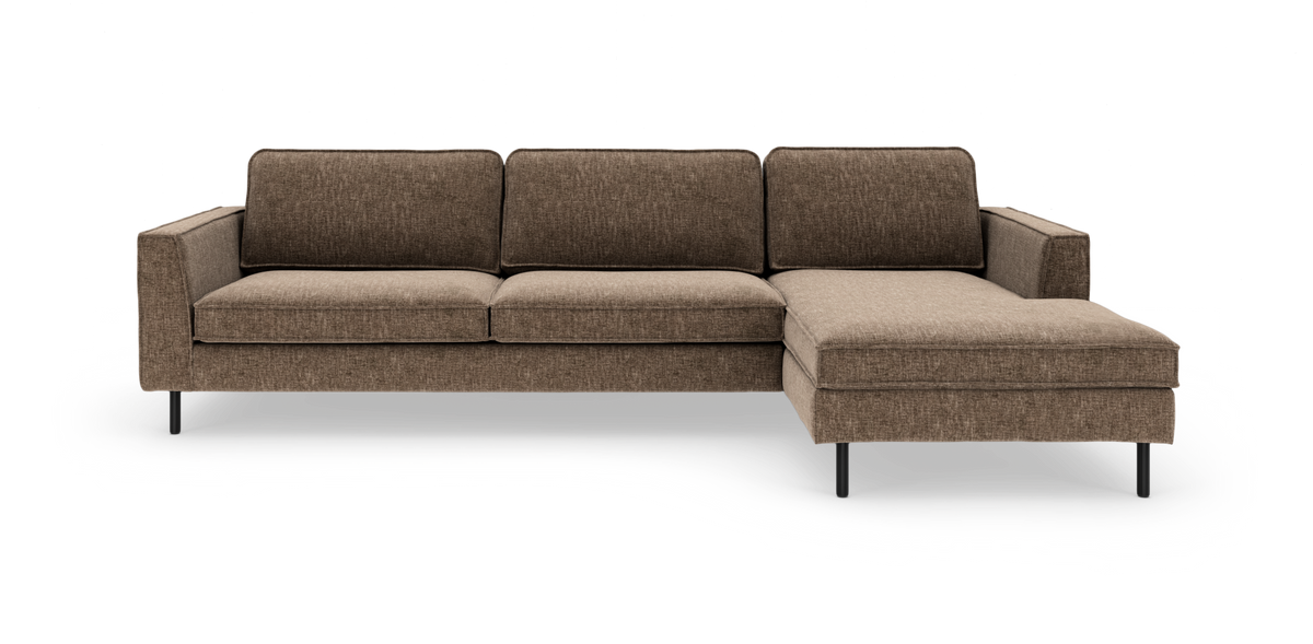 Brun hjørnesofa med højre chaiselong i moderne, minimalistisk design på sorte ben.
