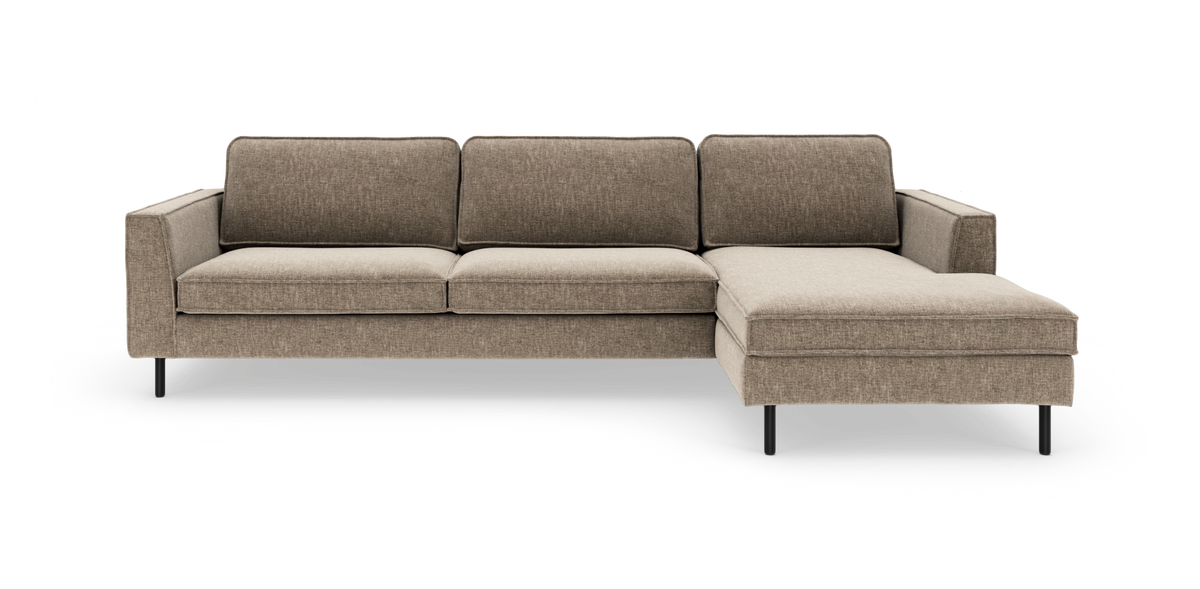 Brunbeige hjørnesofa med chaiselong til højre, frilagt på hvid baggrund.