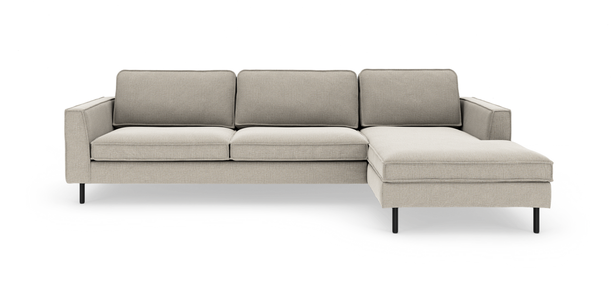 Beige hjørnesofa med chaiselong højre, moderne design på sorte ben, frilagt mod hvid baggrund.