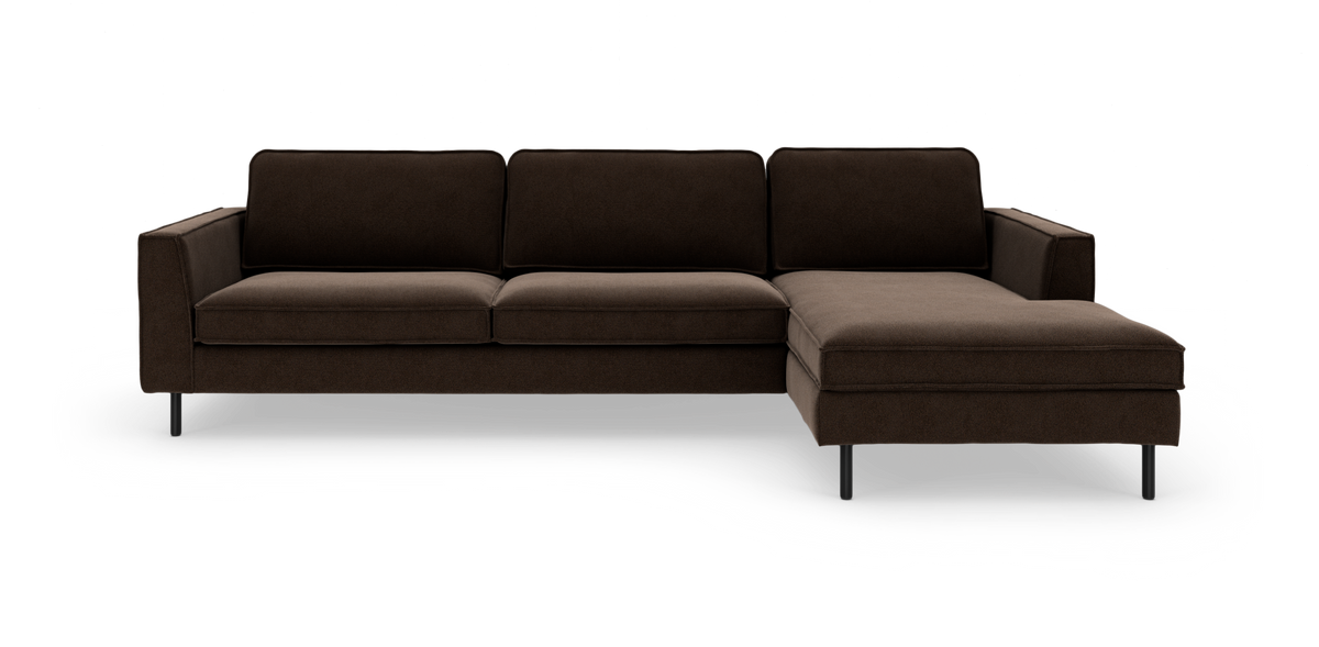 Mørkebrun modulsofa med chaiselong i højre side, fotograferet forfra mod hvid baggrund.