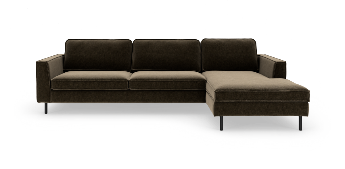 Mørkebrun hjørnesofa med chaiselong til højre og slanke sorte metalben, frilagt på hvid baggrund.