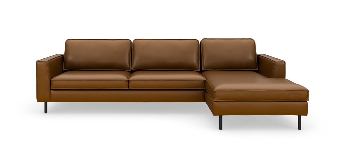 Brun hjørnesofa i læder med chaiselong til højre, isoleret på hvid baggrund.
