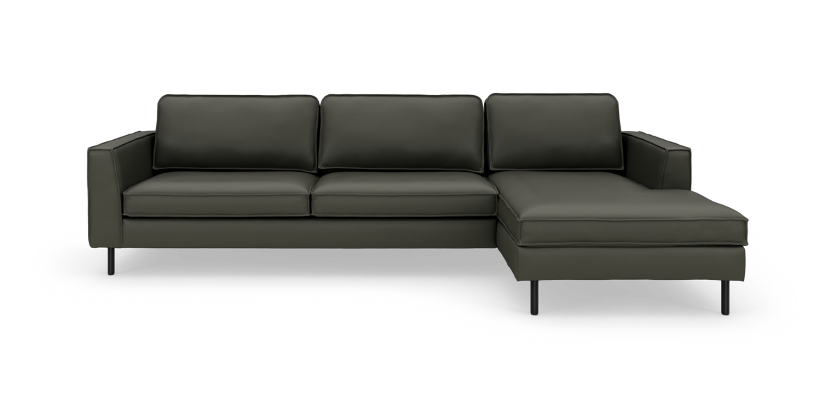 Mørkegrøn moderne hjørnesofa med chaiselong til højre, set forfra i studiemiljø.