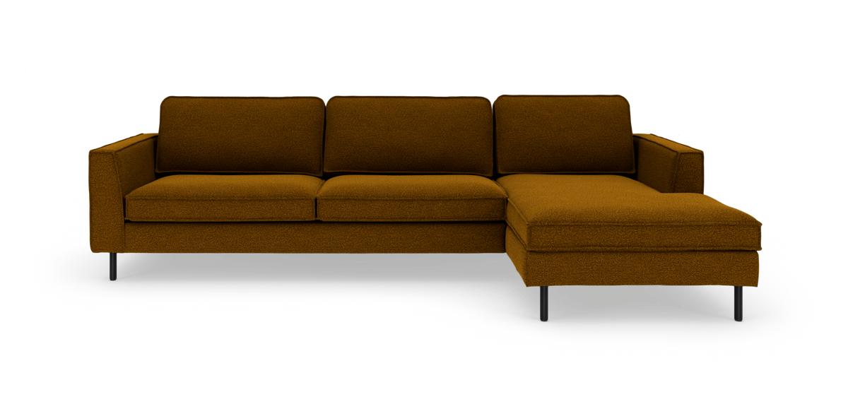 Sennepsgul modulsofa med chaiselong til højre på sorte ben, frilagt produktbillede.
