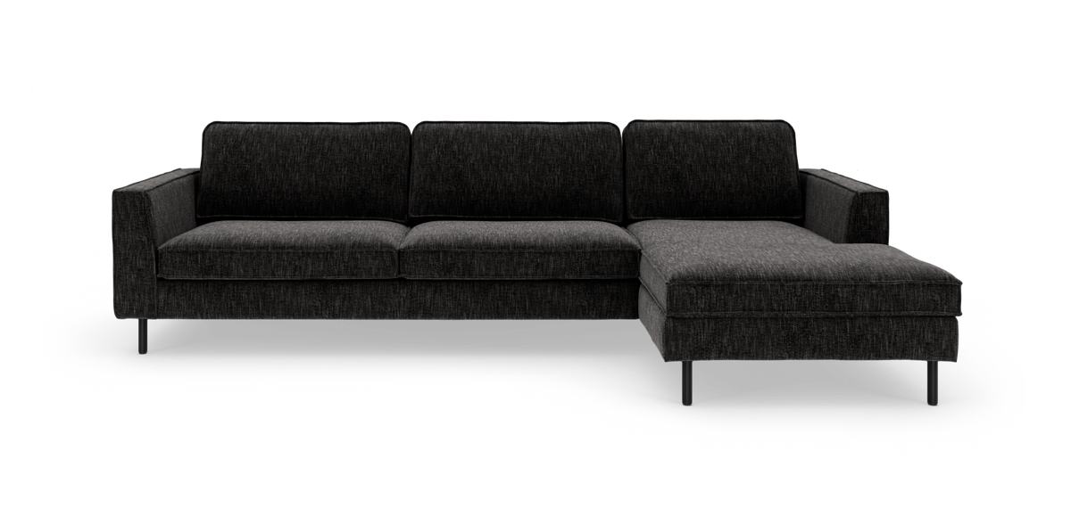 Mørkegrå stofsofa med højrevendt chaiselong på hvid baggrund.
