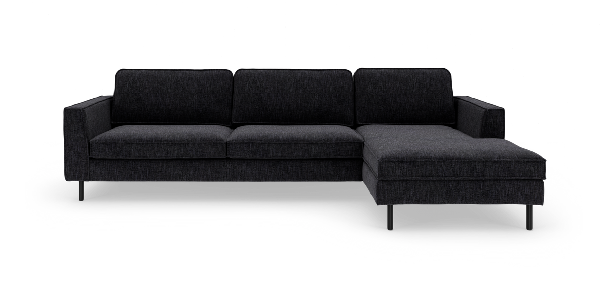 Mørkegrå hjørnesofa med chaiselong til højre, minimalistisk design på sorte metalben, frilagt på hvid baggrund.