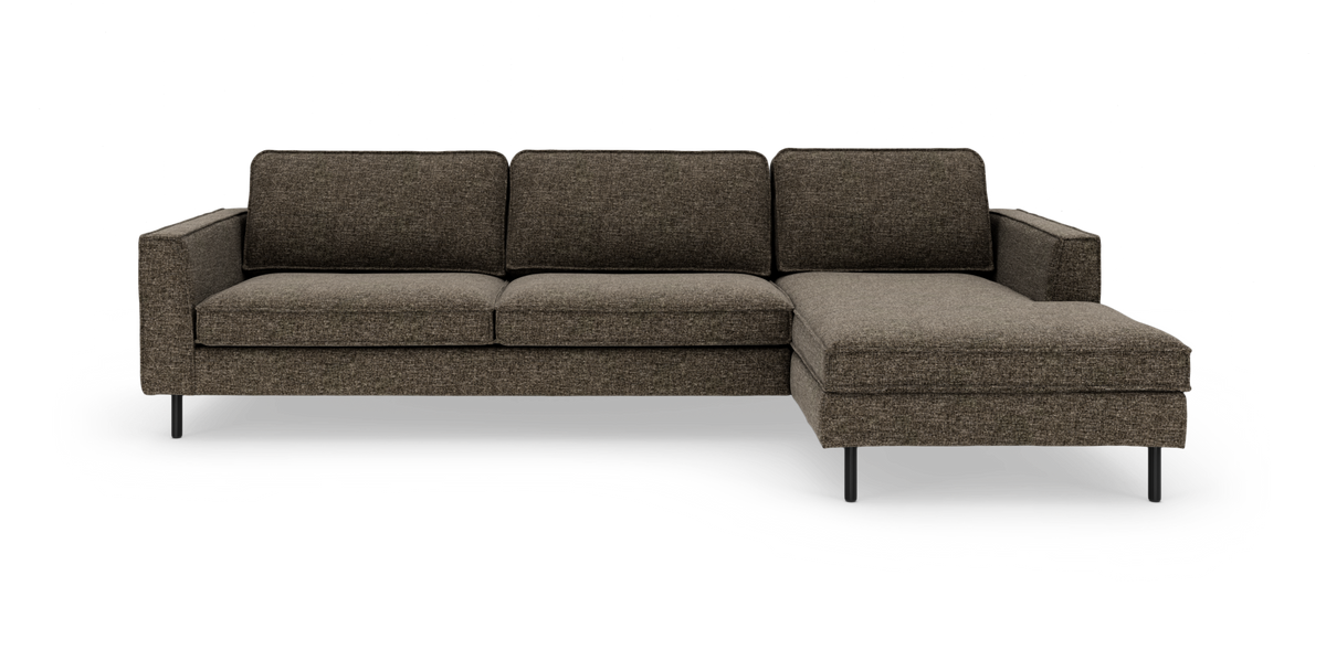 Brun modulsofa med chaiselong til højre, stofbetrukket med slanke sorte ben, set forfra på hvid baggrund.