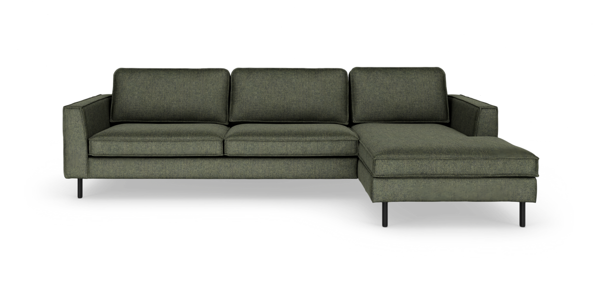 Mørkegrøn tresæders sofa med højre chaiselong, frontvisning på hvid baggrund.