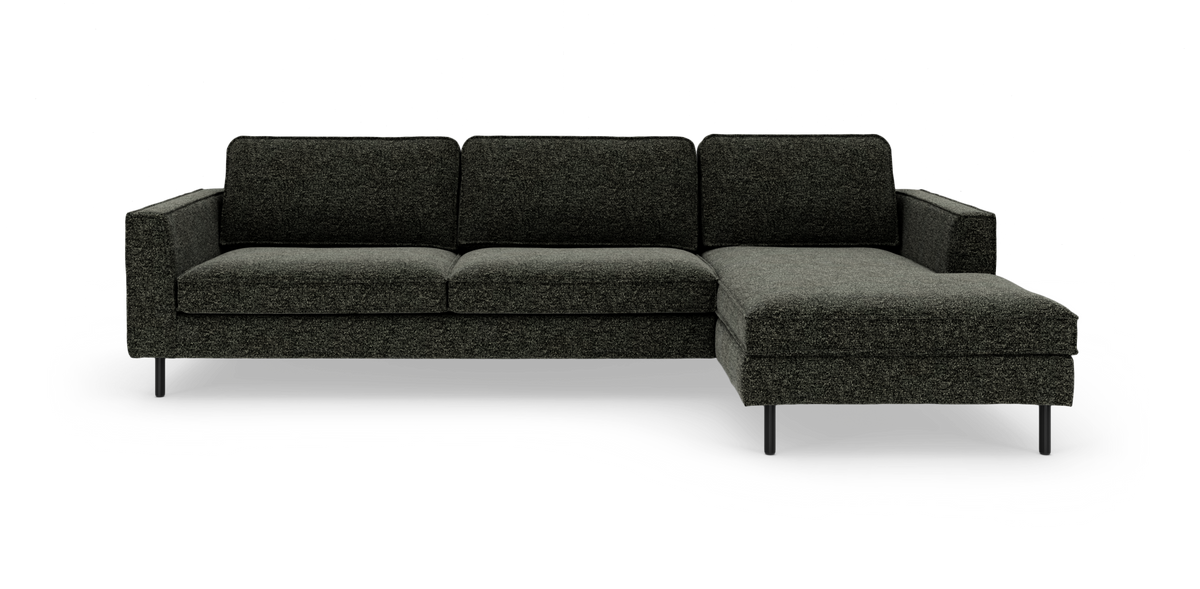 Mørkegrå hjørnesofa med chaiselong til højre og slanke sorte ben, frilagt på hvid baggrund.