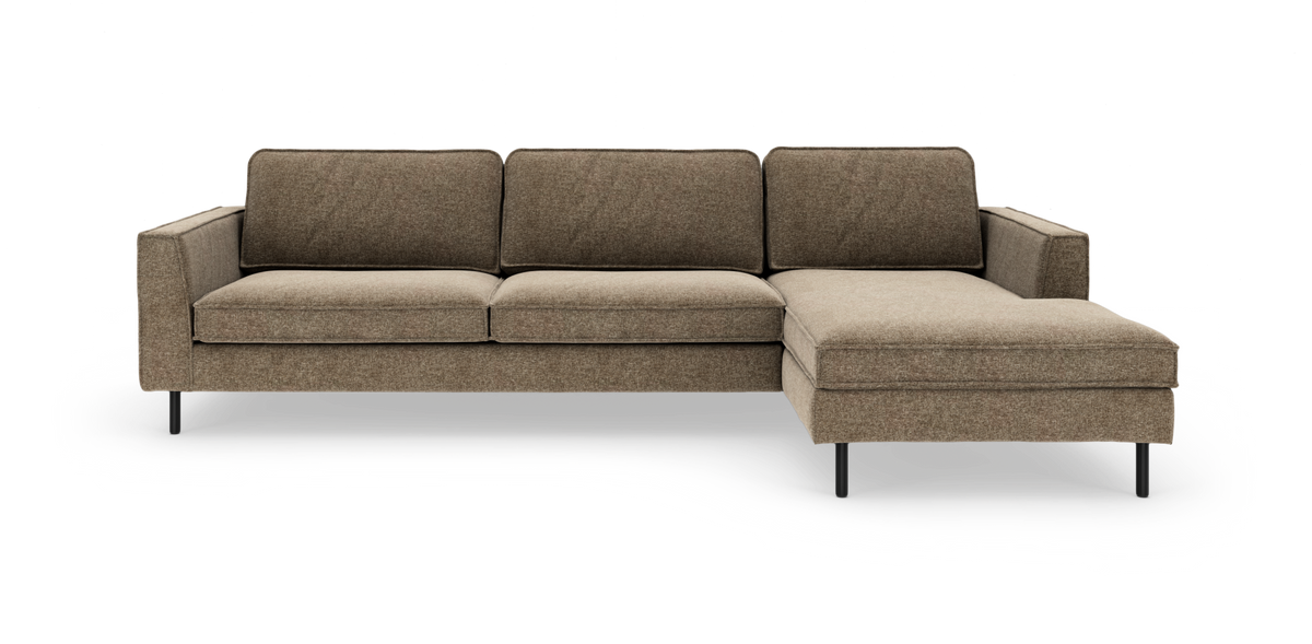 Brun moderne modulsofa med chaiselong til højre, fritlagt på hvid baggrund.