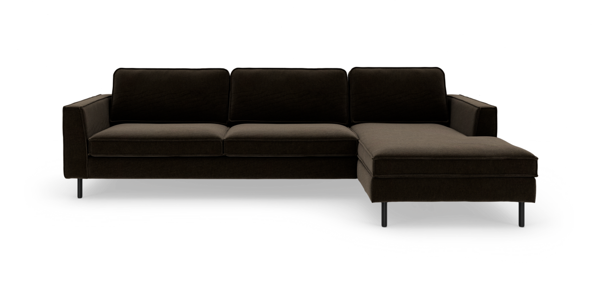 Mørkebrun hjørnesofa med chaiselong i højre side og slanke metalben, frilagt på hvid baggrund.