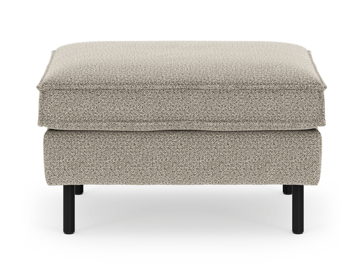Beige polstret ottoman/skammel med sorte metalben på hvid baggrund.