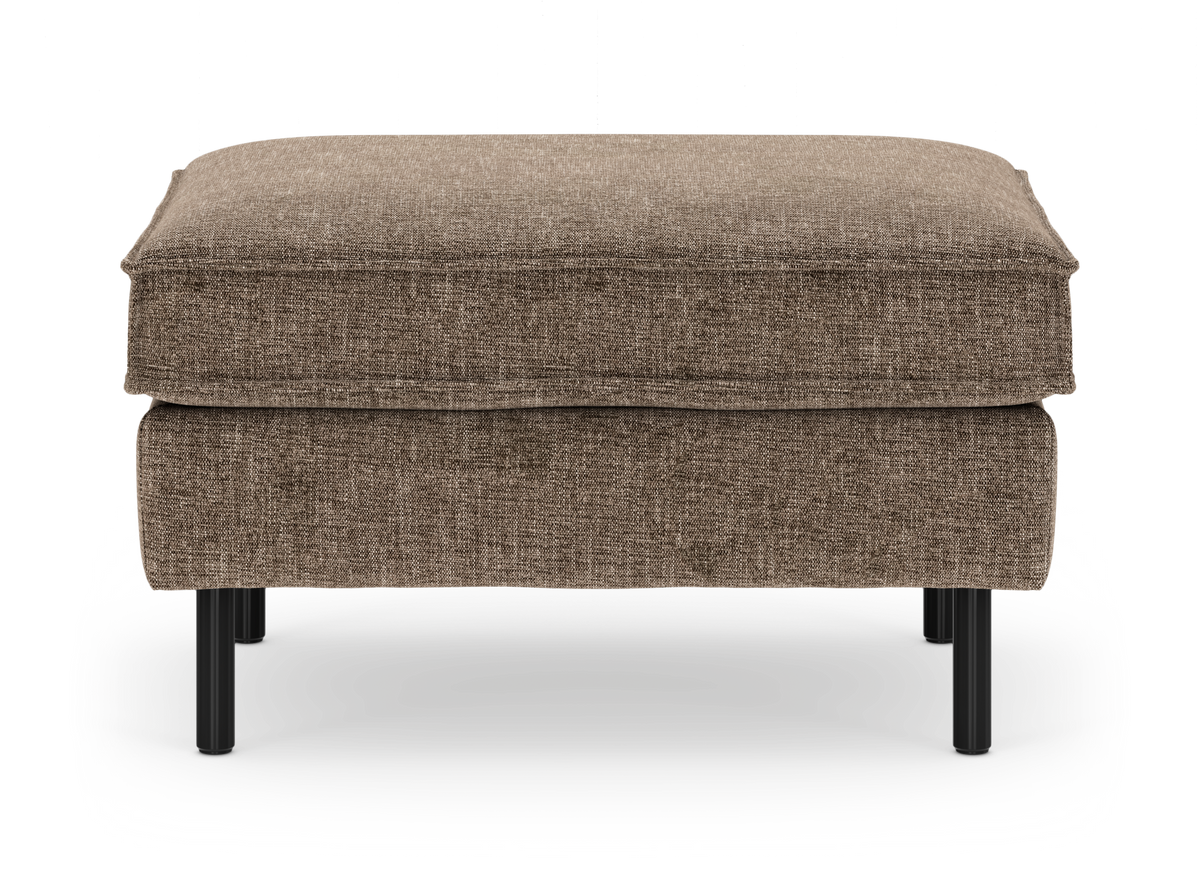Brun stofpuf/fodskammel med sorte metalben i enkel moderne design, frilagt på hvid baggrund.