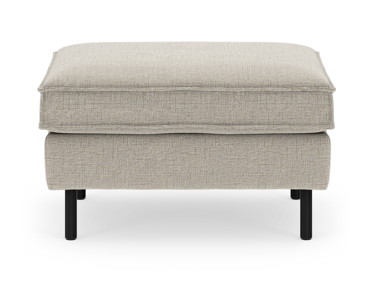 Beige fodskammel i tekstil med sorte metalben, frilagt mod hvid baggrund.
