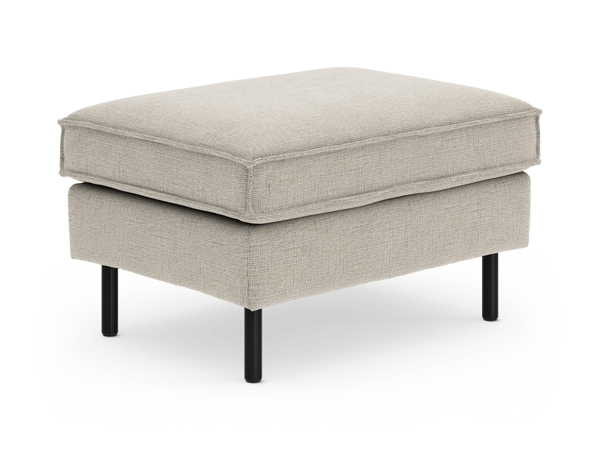 Beige fodskammel med polstret pude og sorte metalben, frilagt mod hvid baggrund.