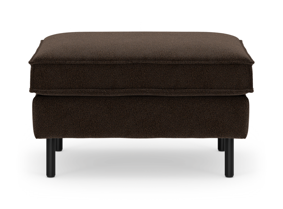 Mørkebrun ottoman/fodskammel med blød pude og sorte cylinderben, frilagt på hvid baggrund, set forfra.