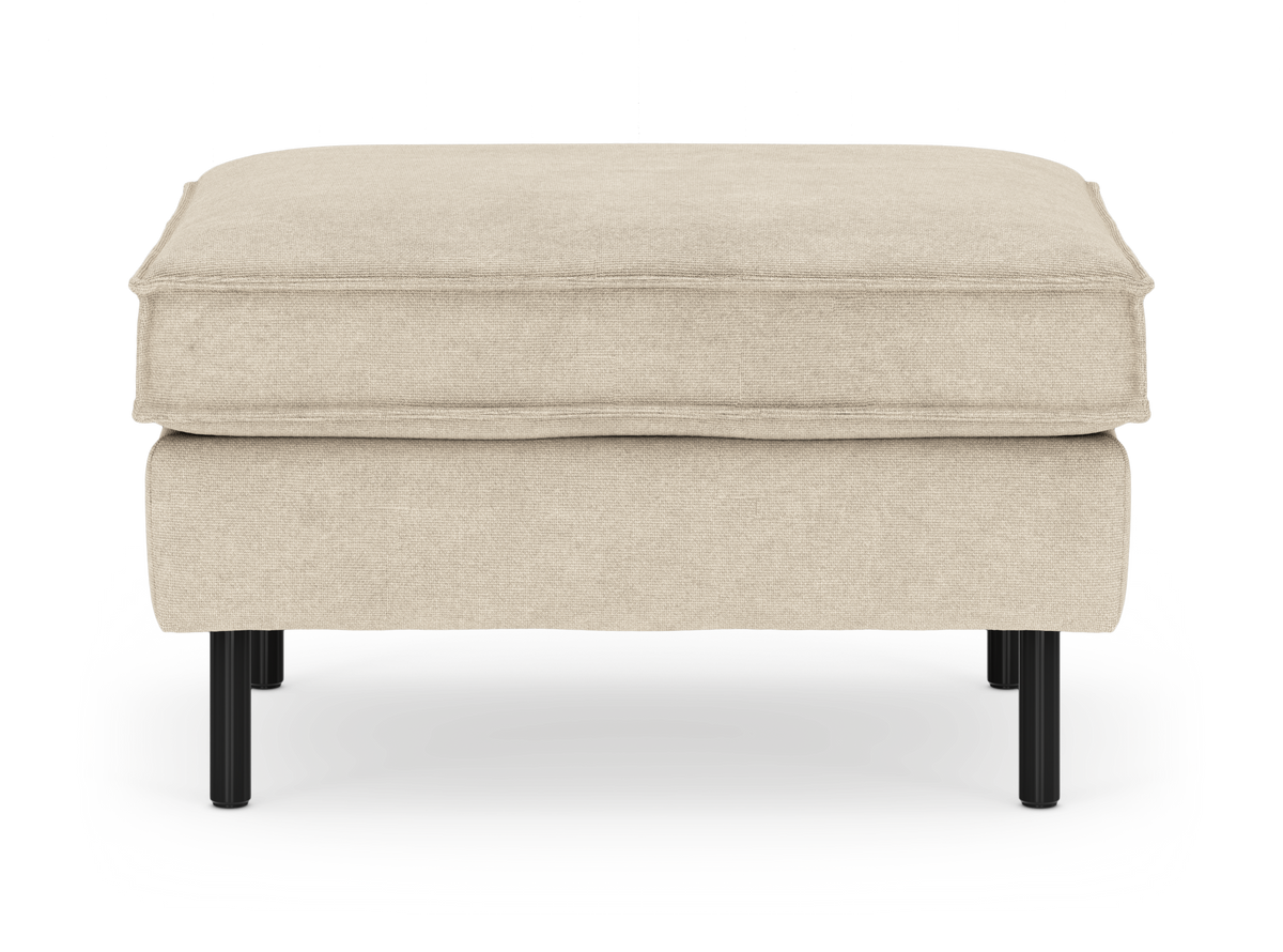 Beige polstret fodskammel med løs top-pude og sorte runde metalben, frontvisning på hvid baggrund.