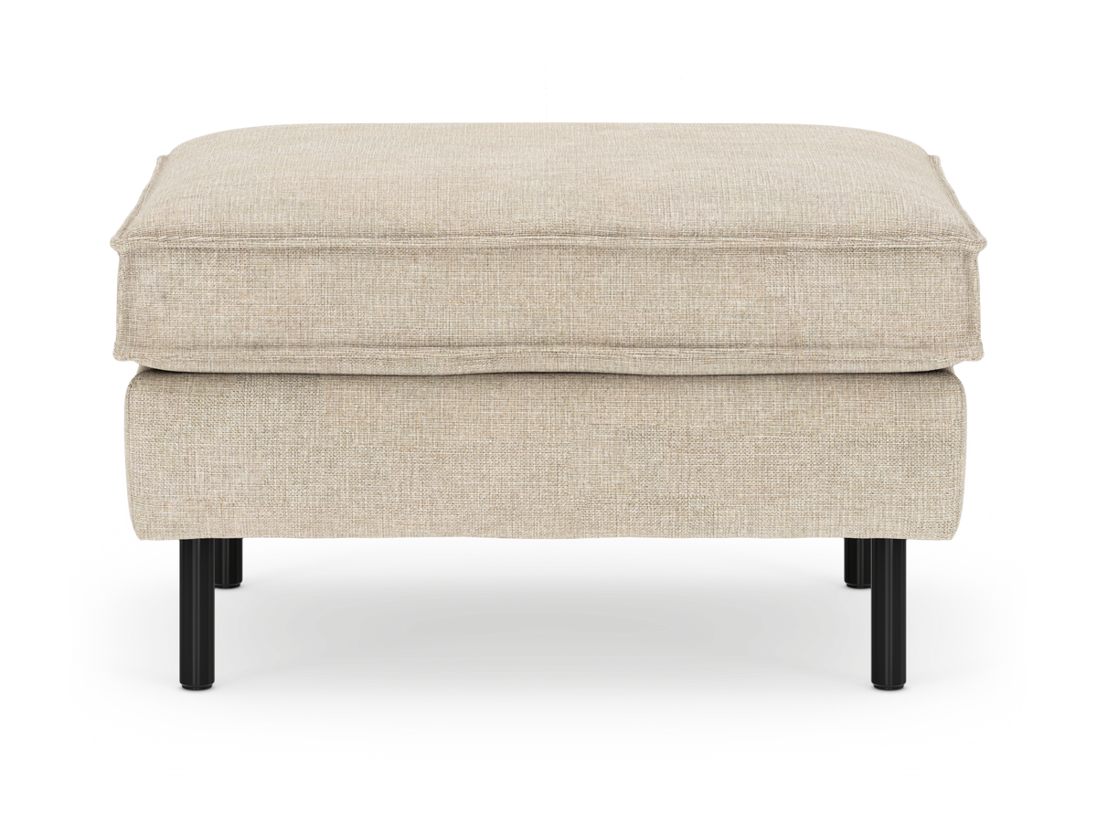 Beige skammel/ottoman med blød pude og sorte runde ben, fritlagt på hvid baggrund.