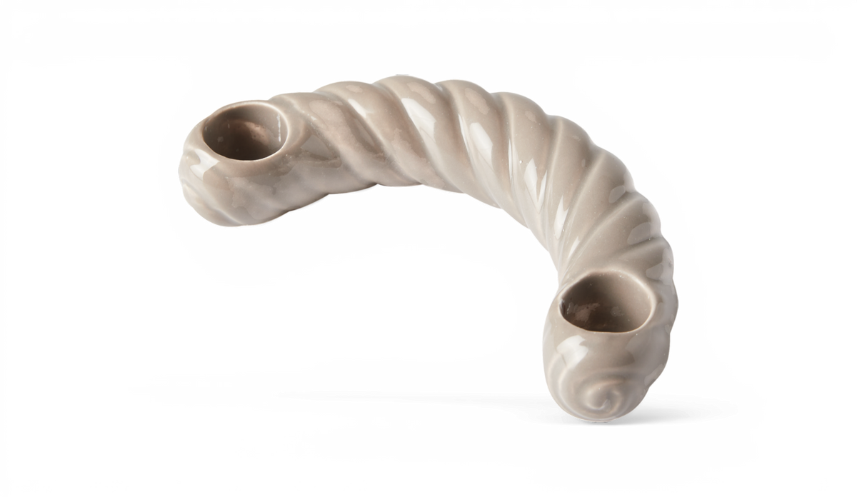 Buet keramisk lysestage med to lysholdere i blank beige, fritlagt på hvid baggrund.