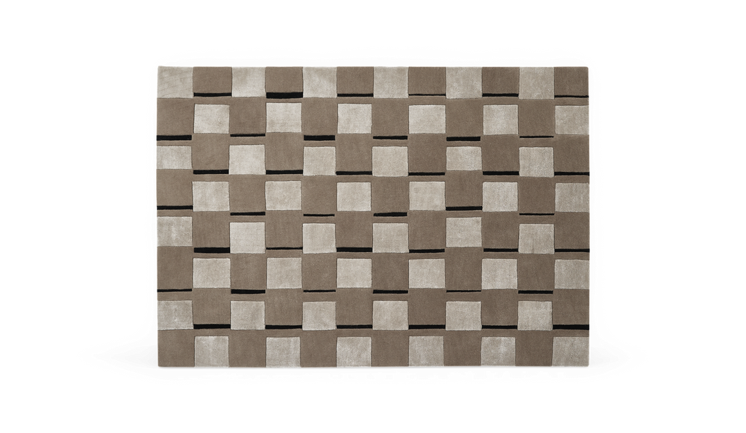 Rektangulært tæppe med geometrisk ternet mønster i beige, lysegrå og sorte accenter.