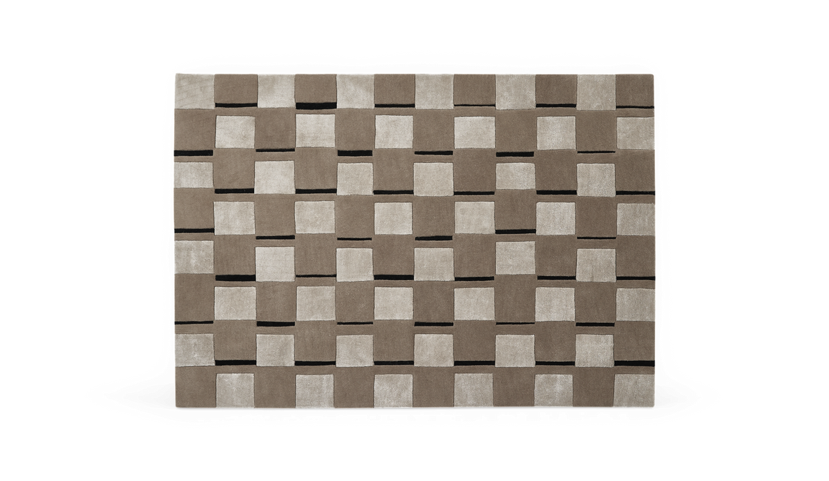 Rektangulært tæppe med geometrisk ternet mønster i beige, lysegrå og sorte accenter.