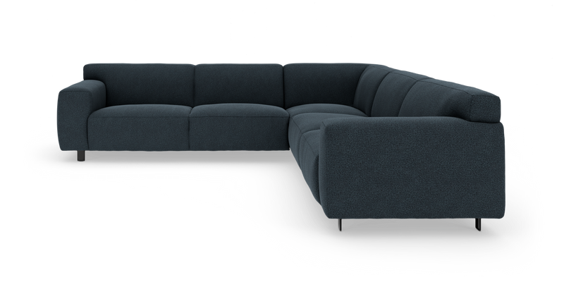 Mørkeblå L‑formet modulsofa i stof med afrundede puder og slanke metalben, fotograferet i trekvart vinkel._ps