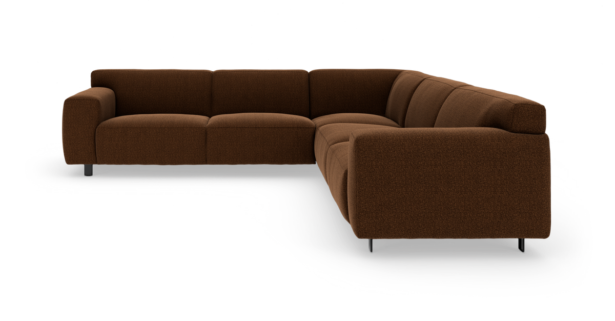 Brun L-formet modulsofa med bløde, dybe sæder og metalben, fotograferet i studie.