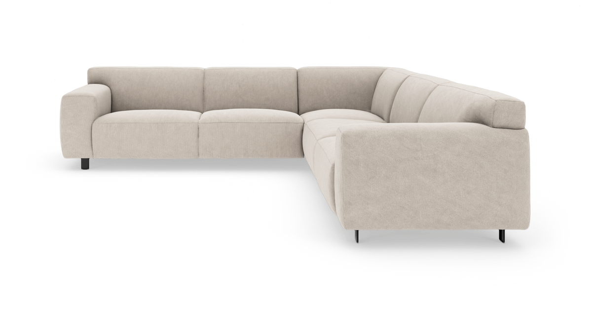 Beige L‑formet modulsofa i moderne stil med brede armlæn og lave ben.